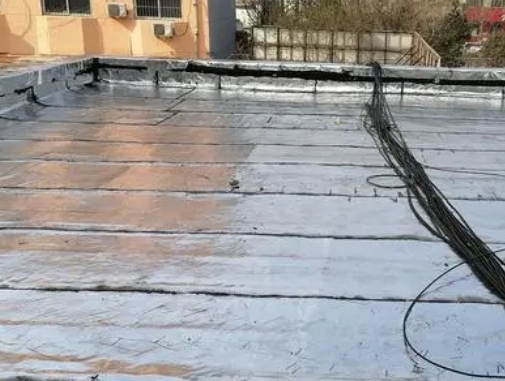 林甸卫生间漏水维修公司分享下林甸屋面楼顶防水刚性防水层施工要点。